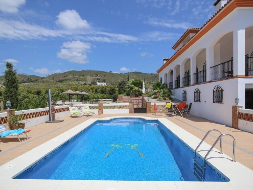 With Private Swimming Pool And Boules Court 40 Minutes From M Laga Willa